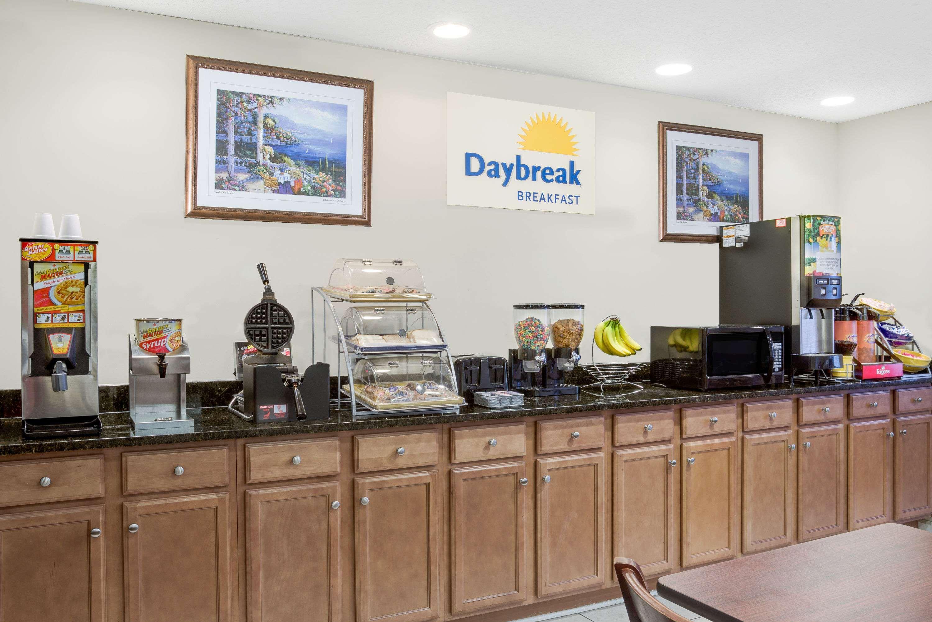 Days Inn By Wyndham Greensboro Nc Exterior photo